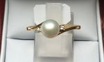 9 CARAT YELLOW GOLD PEARL AND DIAMOND RING DDR216