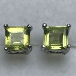 SOLID SILVER SQUARE NATURAL PERIDOT ERSTUD5Q5